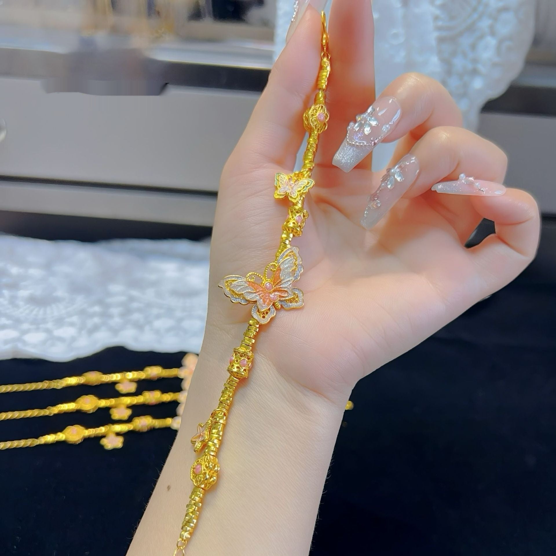 Pulsera con Colgante de Mariposa y Estrella en Oro Alluvial con Esmalte Morado
