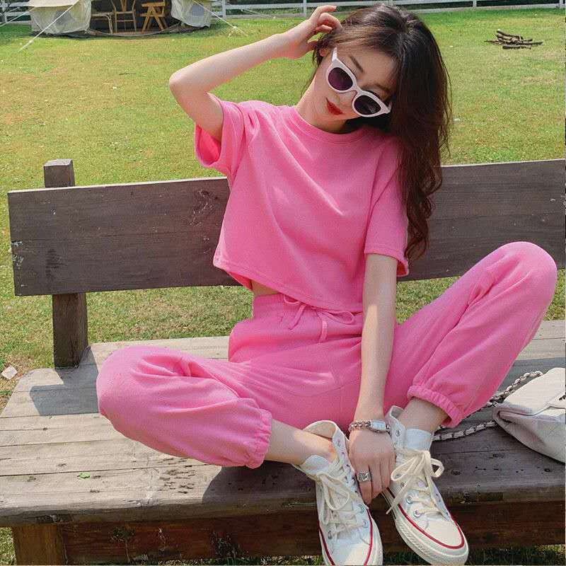 Conjunto de dos piezas estilo coreano para chica dulce: camiseta corta deportiva holgada y pantalones tobilleros ajustados.
