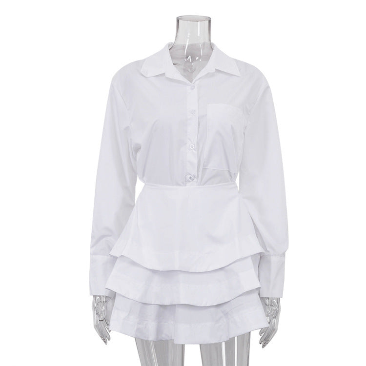 Camisa blanca de manga larga con cuello solapa y vestido de cintura alta con diseño de capas.
