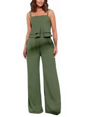 Blusa de tirantes con volantes y pantalones rectos de color liso.