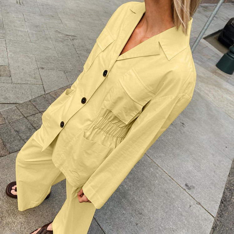 Conjunto de dos piezas: top de manga larga con solapa y control de cintura, pantalones de pierna ancha.