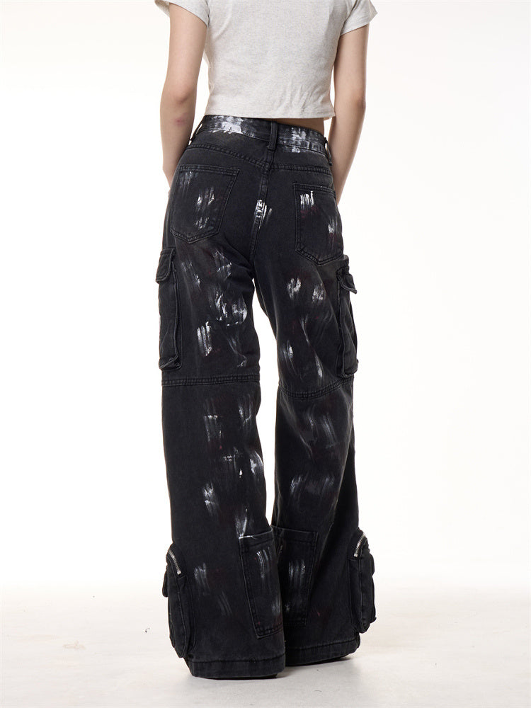 Jeans de trabajo con múltiples bolsillos, teñidos con estilo graffiti antiguo.