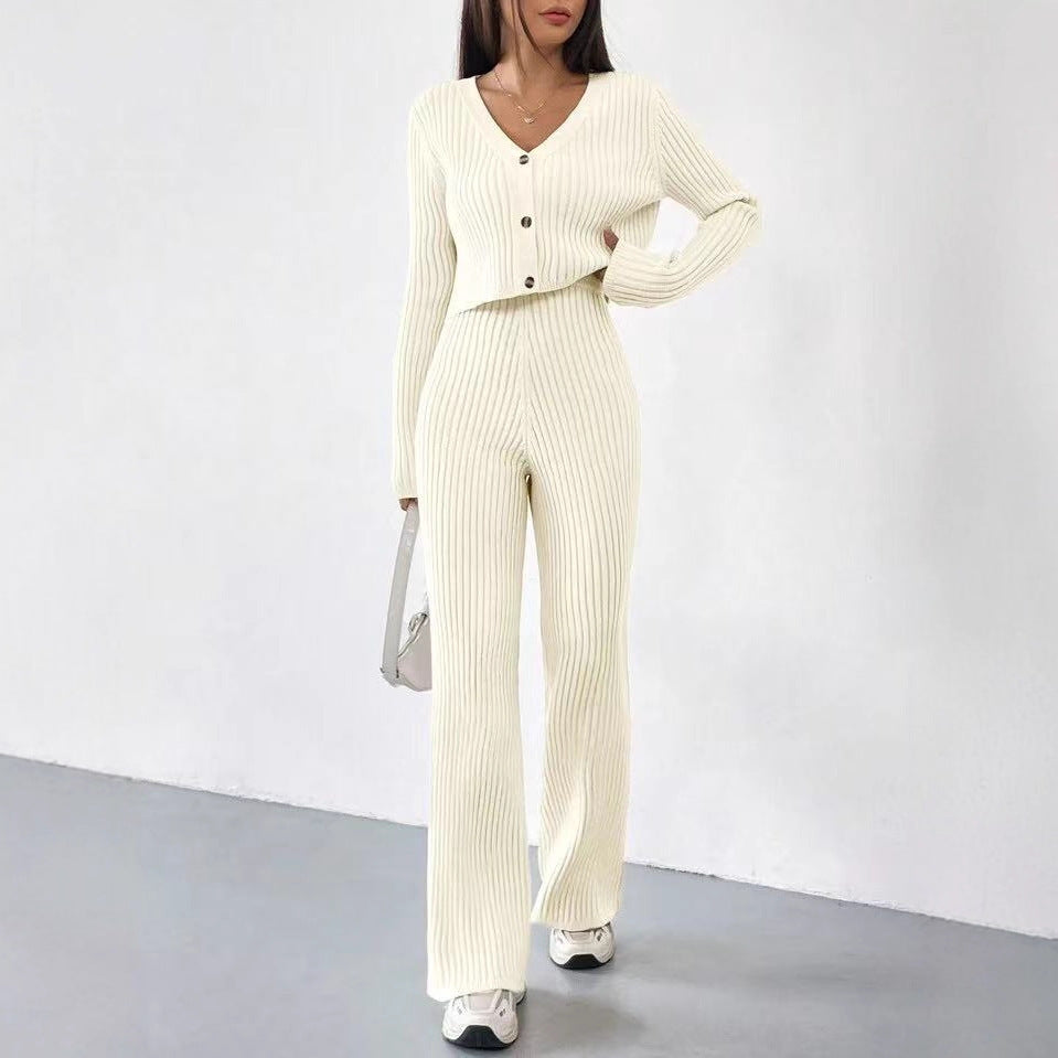 Conjunto de dos piezas para mujer en color sólido: cárdigan corto de punto con cuello en V y pantalones acampanados.