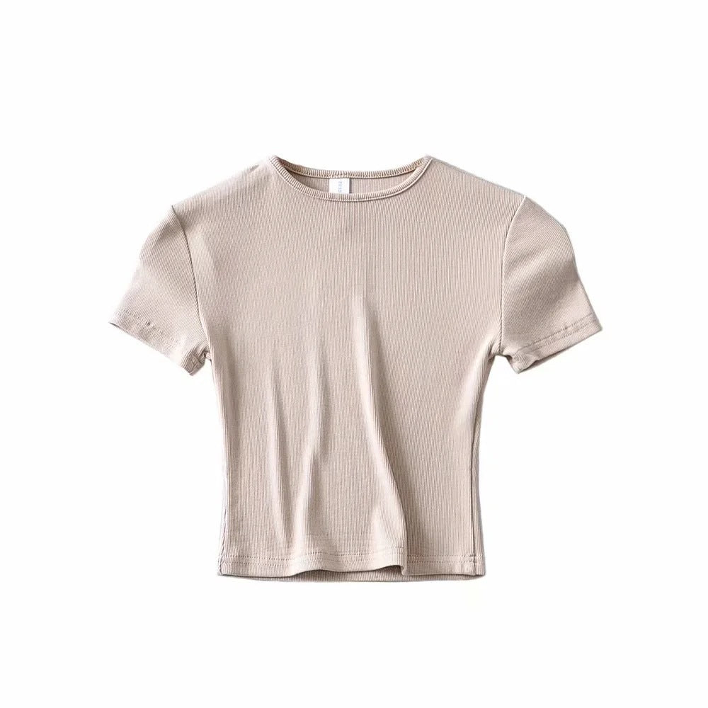 Camiseta básica ajustada de color sólido con cuello redondo