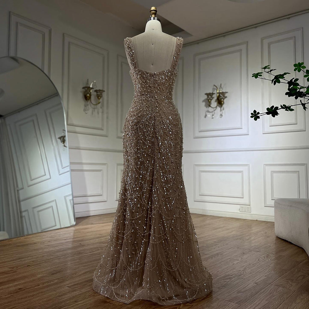 Vestido Elegante Nude con Tirantes – Lujo Ligero con Perlas