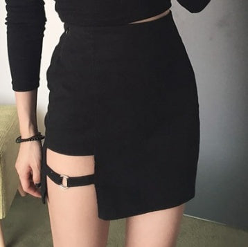 Falda negra slim con corte irregular