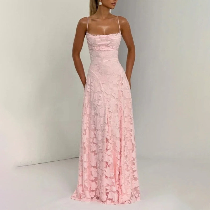 Vestido ajustado con tirantes, espalda descubierta y diseño de cordones
