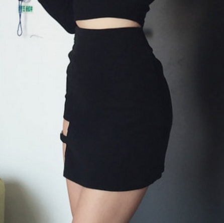 Falda negra slim con corte irregular