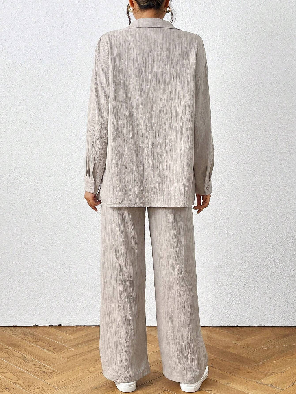 Conjunto de camisa de manga larga y pantalón en color sólido.