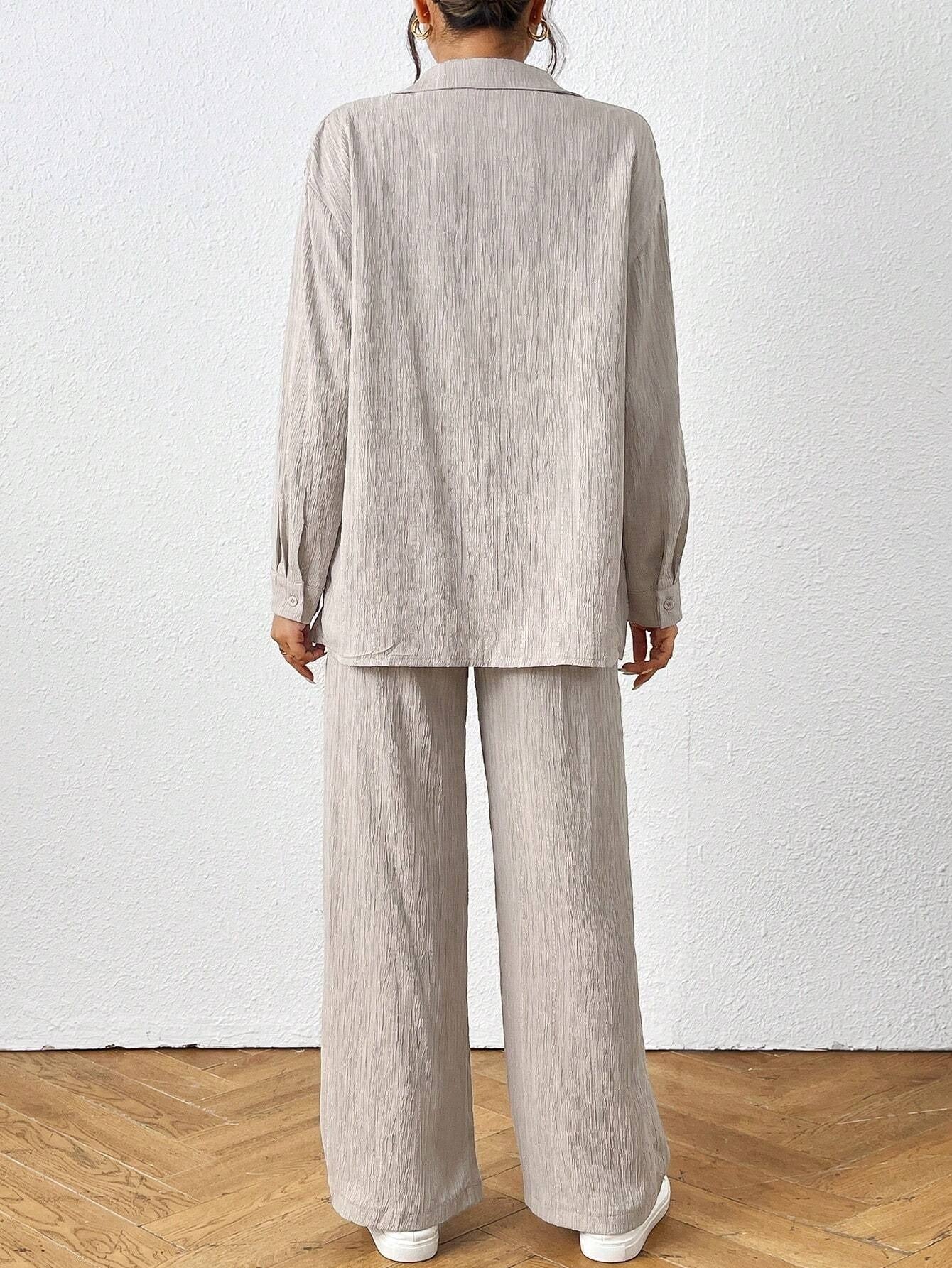 Conjunto de camisa de manga larga y pantalón en color sólido.