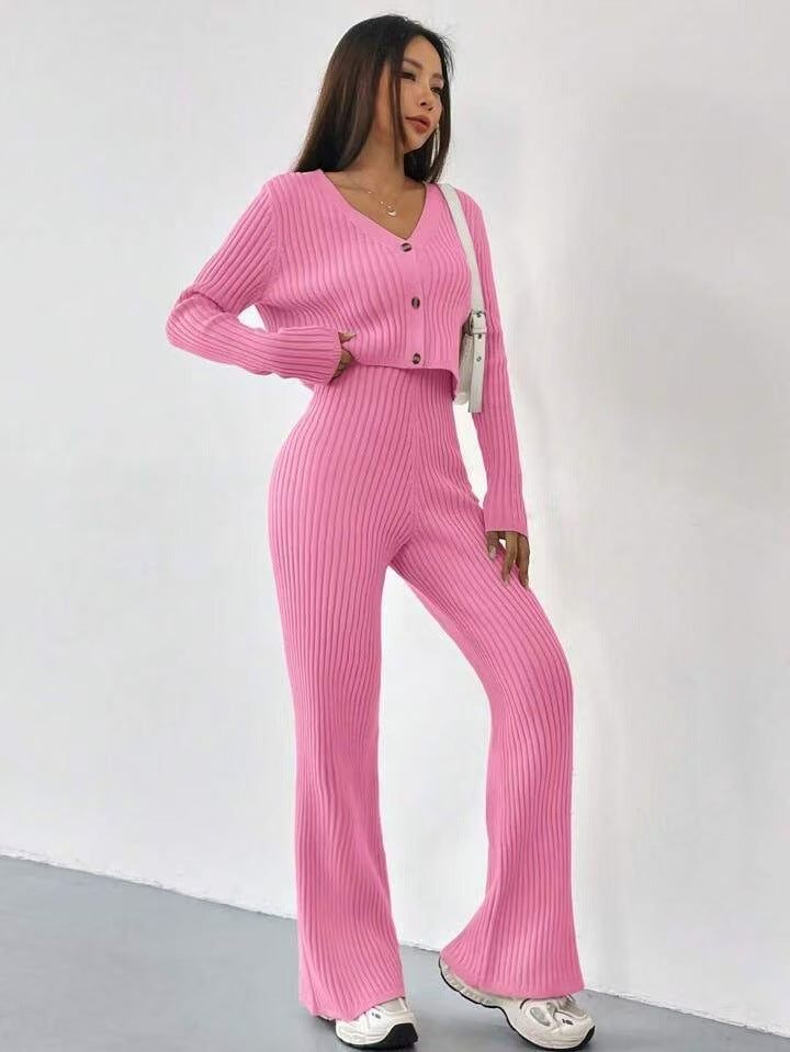 Conjunto de dos piezas para mujer en color sólido: cárdigan corto de punto con cuello en V y pantalones acampanados.