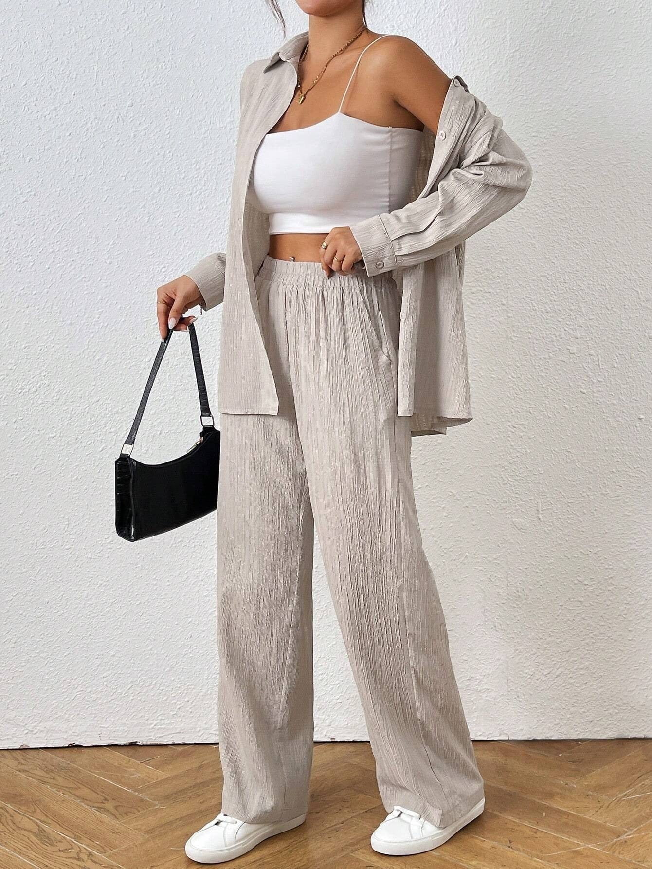 Conjunto de camisa de manga larga y pantalón en color sólido.