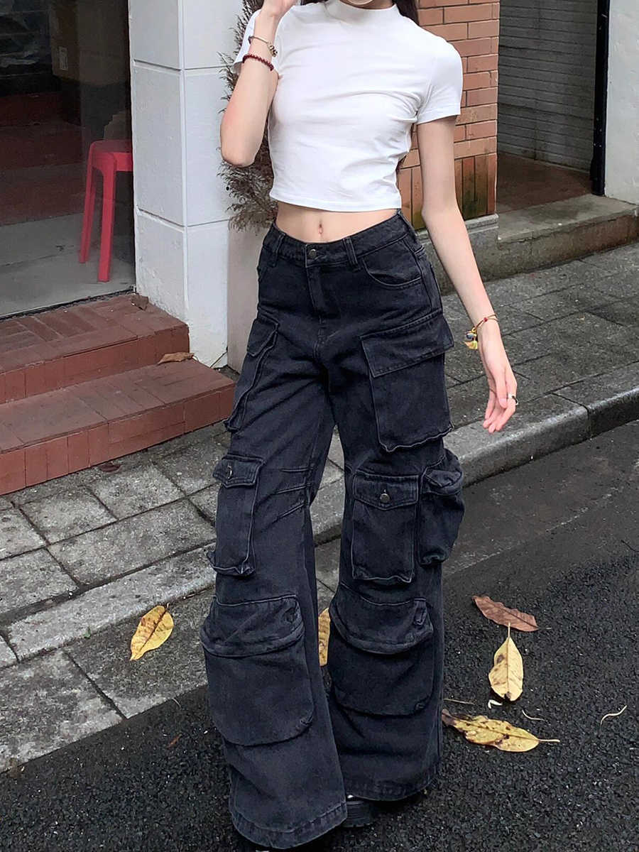 Jeans cargo negros retro para mujer con múltiples bolsillos y corte suelto.