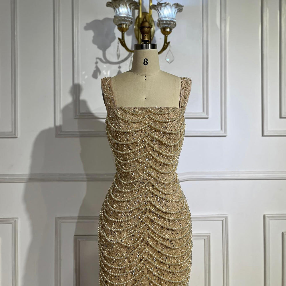 Vestido Elegante Nude con Tirantes – Lujo Ligero con Perlas