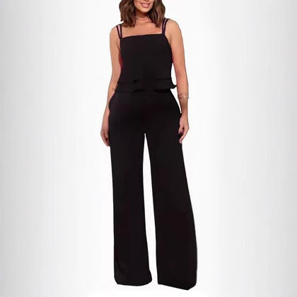 Blusa de tirantes con volantes y pantalones rectos de color liso.
