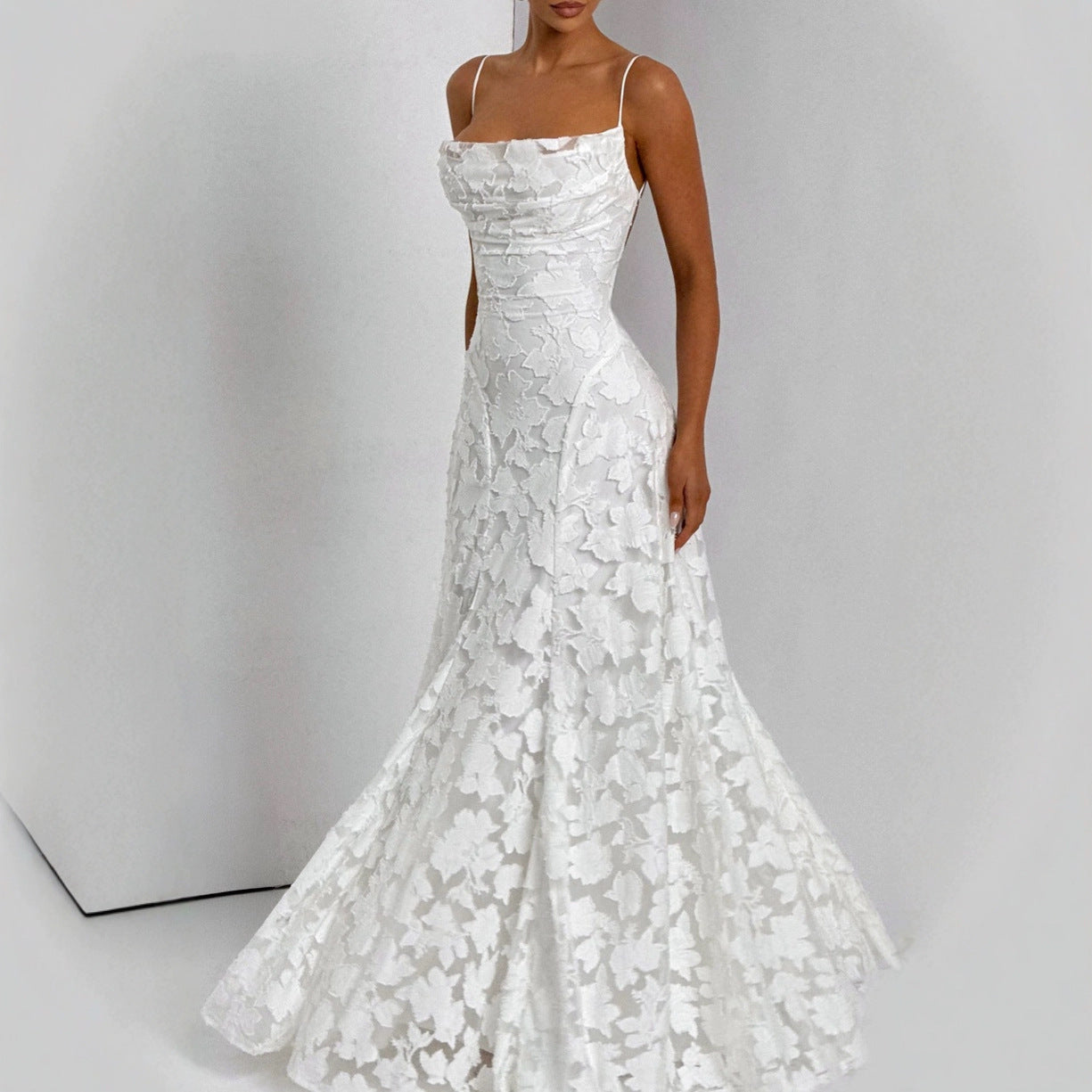 Vestido ajustado con tirantes, espalda descubierta y diseño de cordones