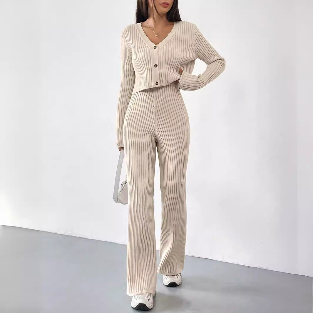 Conjunto de dos piezas para mujer en color sólido: cárdigan corto de punto con cuello en V y pantalones acampanados.