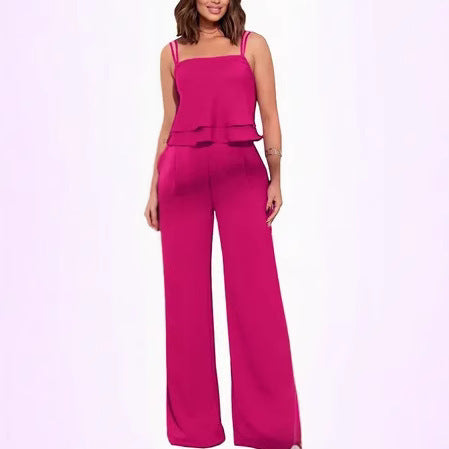 Blusa de tirantes con volantes y pantalones rectos de color liso.