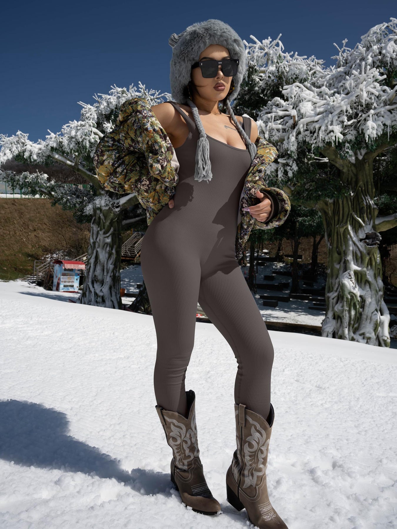 Conjunto para Mujer: Top de Tirantes y Mallas Ajustada