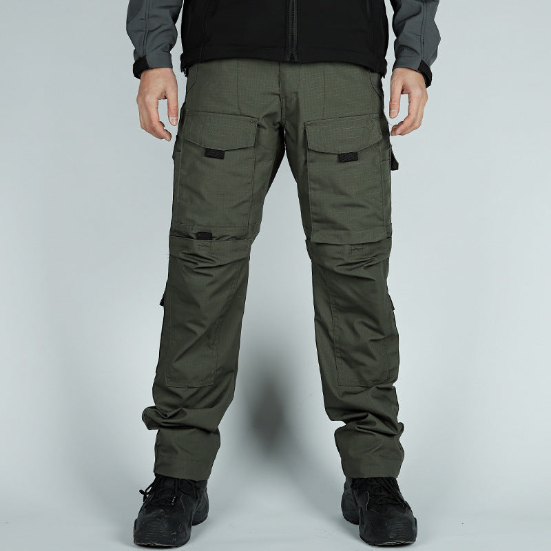 Pantalones camuflaje resistentes con bolsillos múltiples para entrenamiento y uso outdoor.