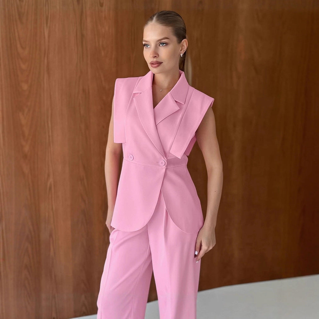 Conjunto de dos piezas para mujer: chaleco y pantalón.