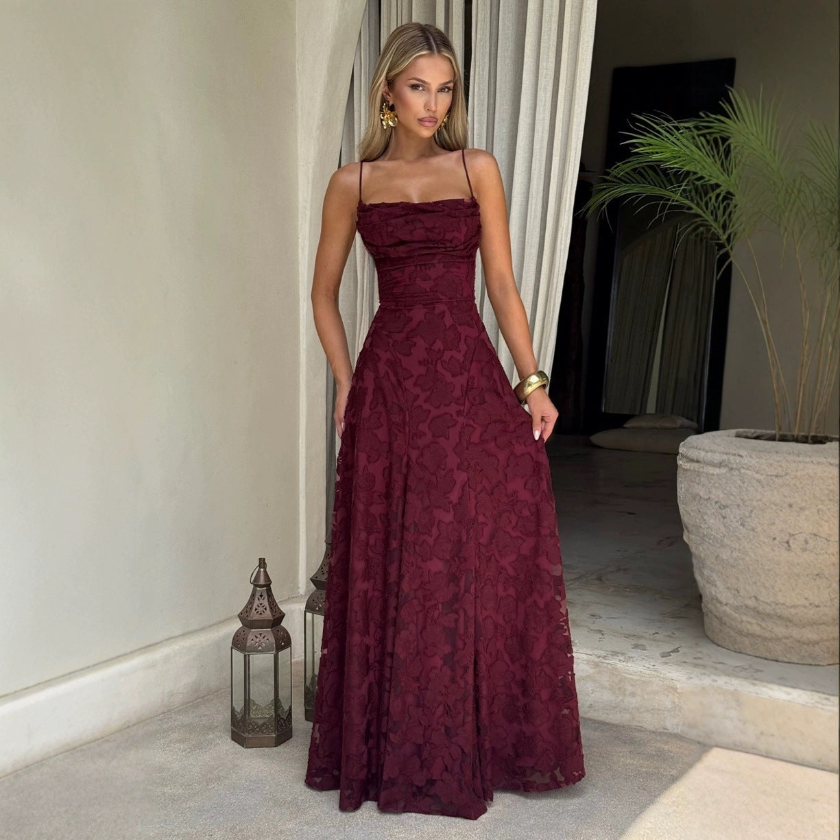 Vestido ajustado con tirantes, espalda descubierta y diseño de cordones