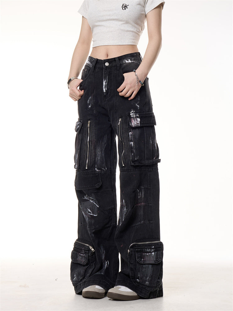 Jeans de trabajo con múltiples bolsillos, teñidos con estilo graffiti antiguo.