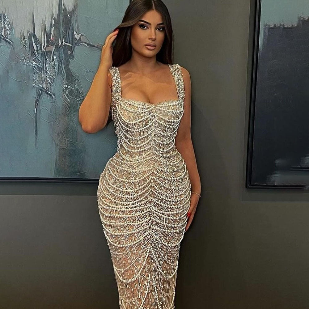 Vestido Elegante Nude con Tirantes – Lujo Ligero con Perlas
