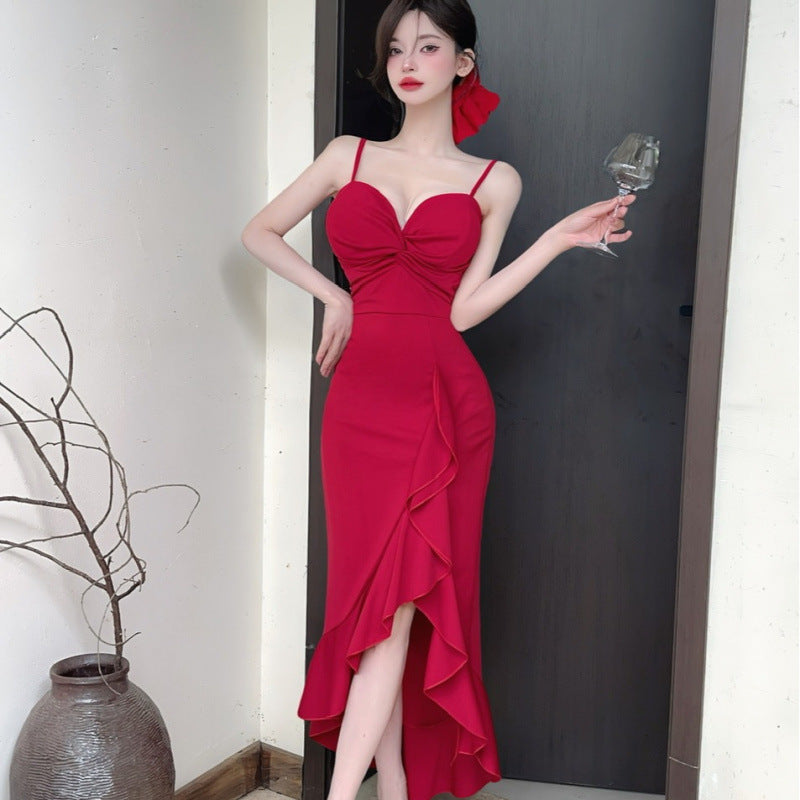 Vestido ajustado largo con tirantes finos y volante en el bajo