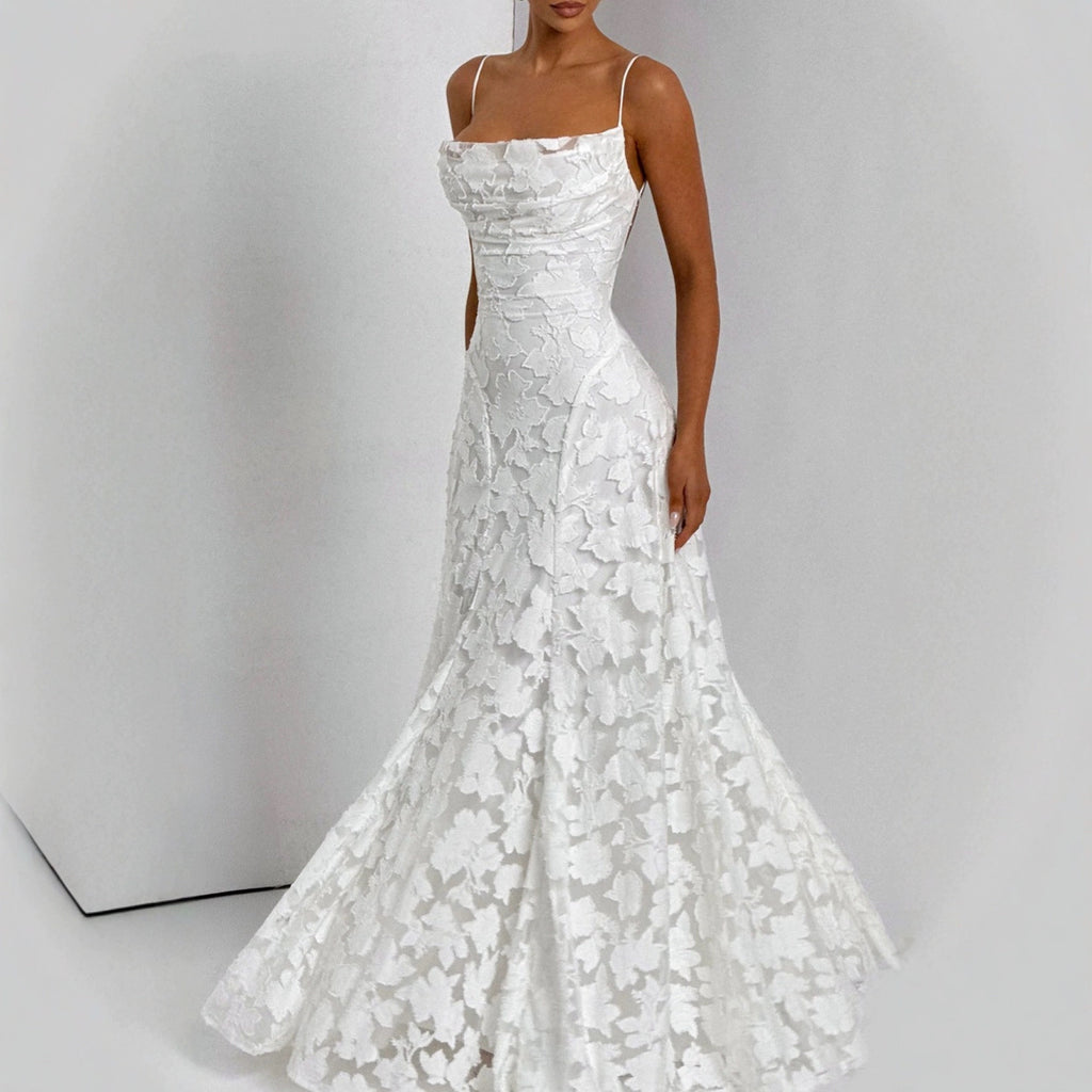 Vestido ajustado con tirantes, espalda descubierta y diseño de cordones