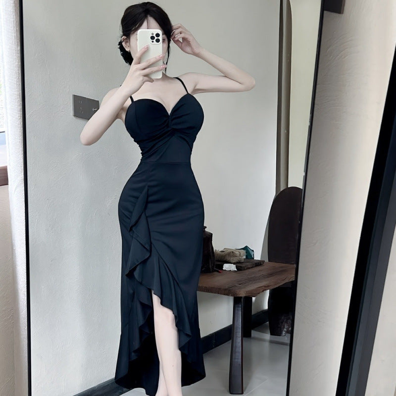 Vestido ajustado largo con tirantes finos y volante en el bajo