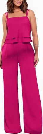 Blusa de tirantes con volantes y pantalones rectos de color liso.
