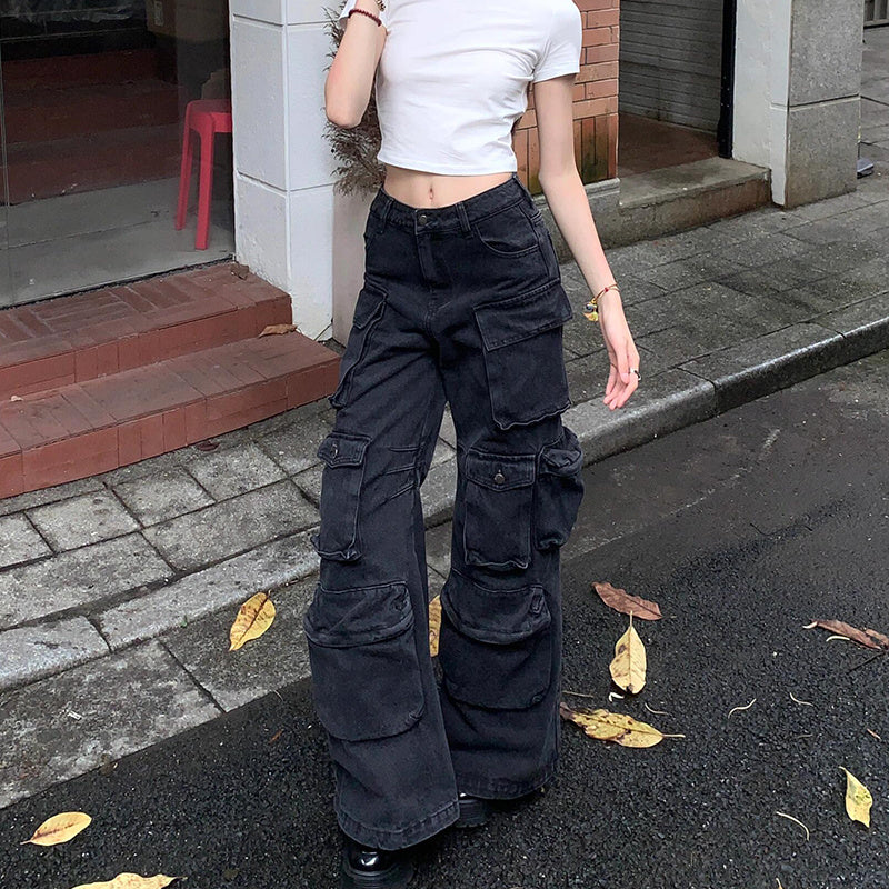 Jeans cargo negros retro para mujer con múltiples bolsillos y corte suelto.