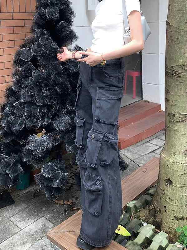 Jeans cargo negros retro para mujer con múltiples bolsillos y corte suelto.