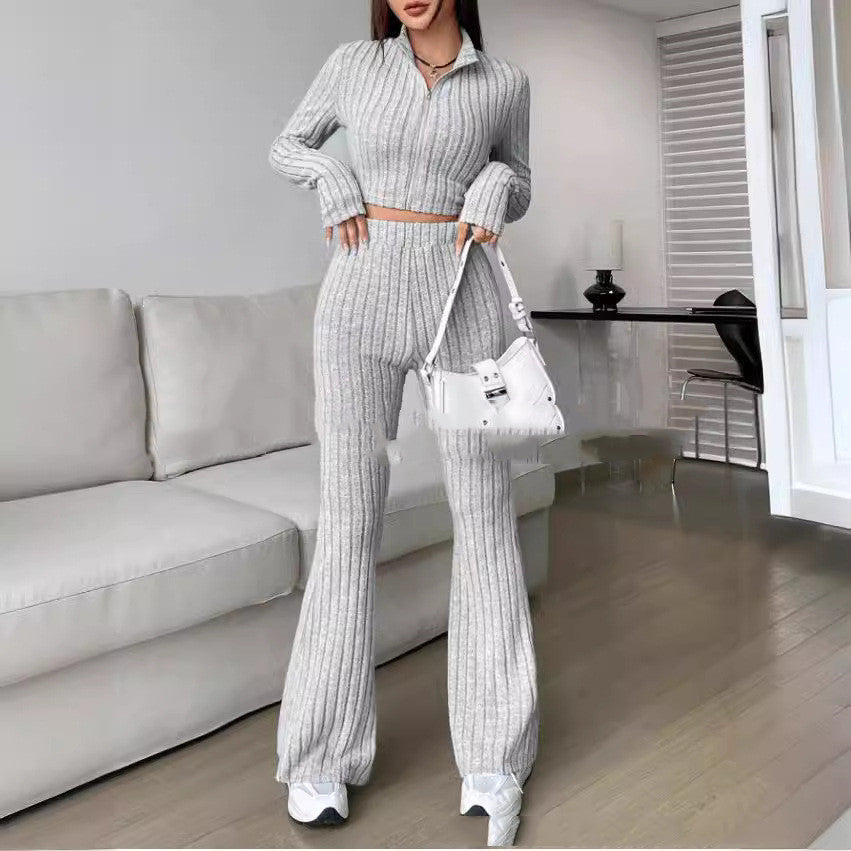 Conjunto de pantalones de talle alto y pierna ancha con suéter de punto de color sólido, manga larga y cuello alto.