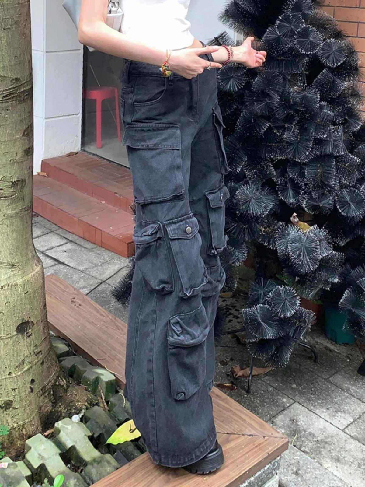 Jeans cargo negros retro para mujer con múltiples bolsillos y corte suelto.
