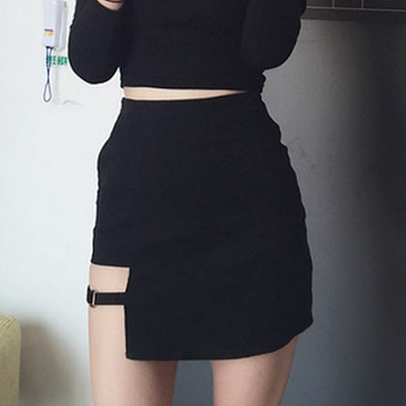 Falda negra slim con corte irregular
