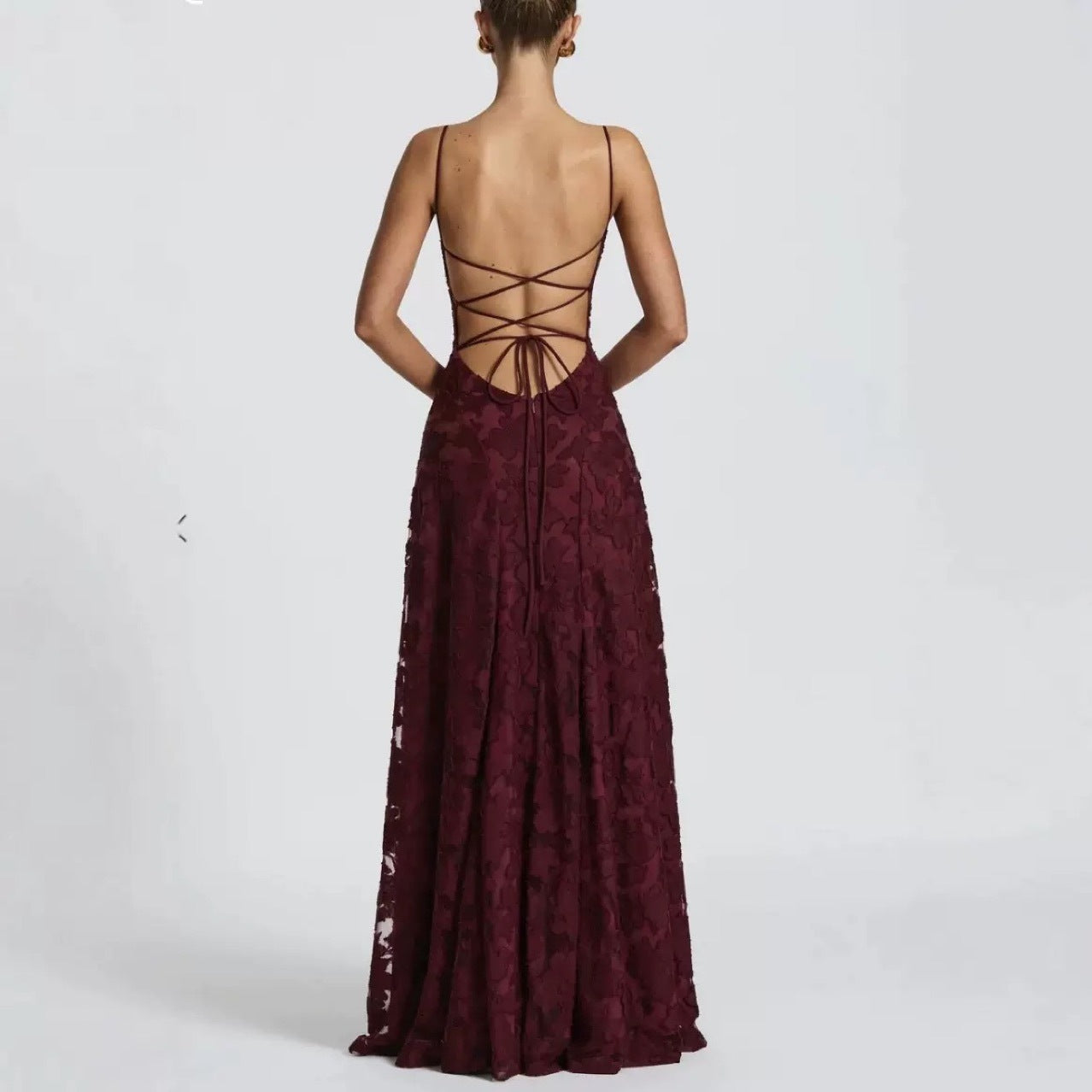 Vestido ajustado con tirantes, espalda descubierta y diseño de cordones