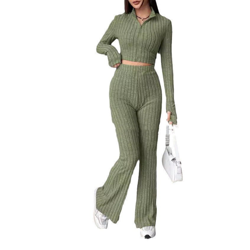 Conjunto de pantalones de talle alto y pierna ancha con suéter de punto de color sólido, manga larga y cuello alto.