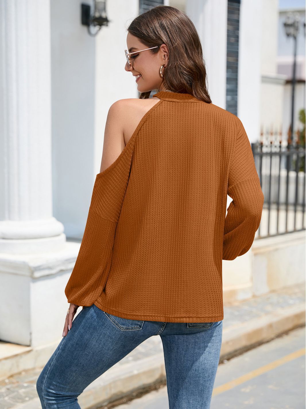 Top de mujer con hombros descubiertos y manga larga, cuello redondo