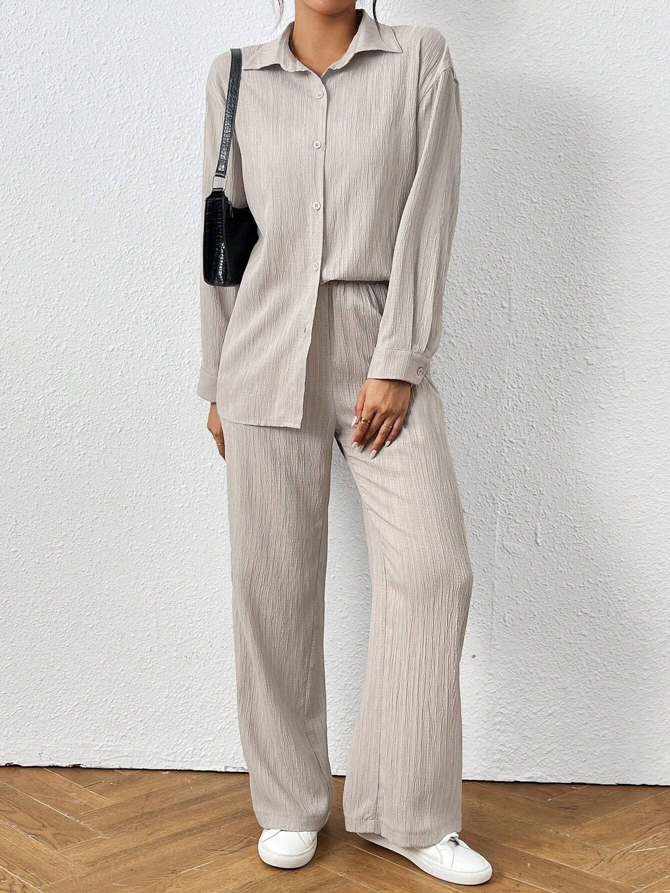 Conjunto de camisa de manga larga y pantalón en color sólido.