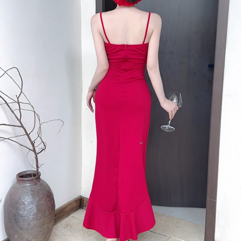 Vestido ajustado largo con tirantes finos y volante en el bajo