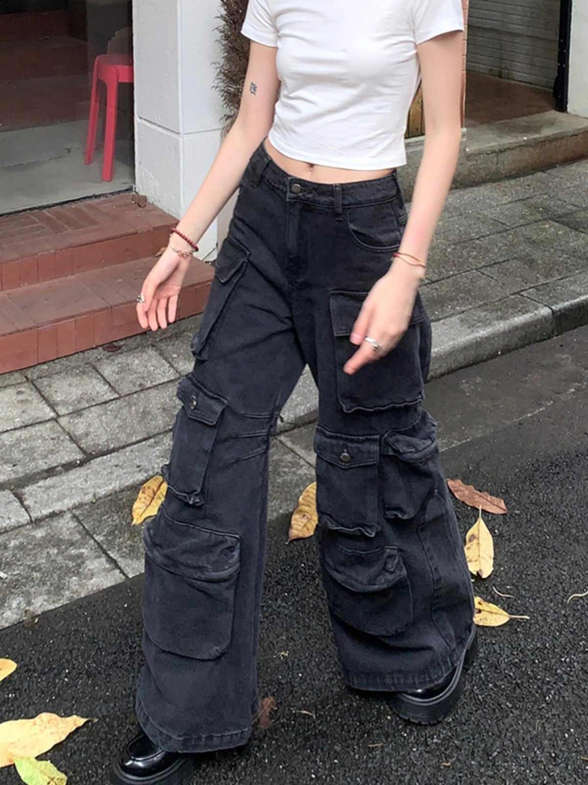 Jeans cargo negros retro para mujer con múltiples bolsillos y corte suelto.