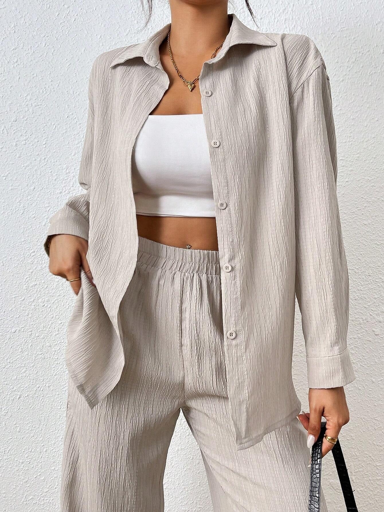 Conjunto de camisa de manga larga y pantalón en color sólido.