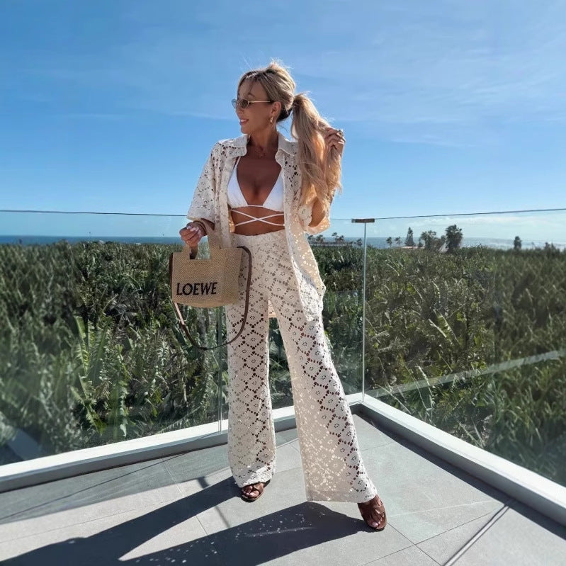 Conjunto de polo con cuello, top de manga corta con encaje calado y pantalones.