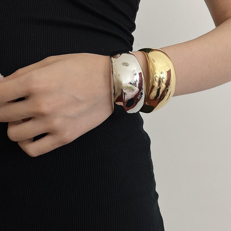 Brazalete Curvo de Acabado Pulido
