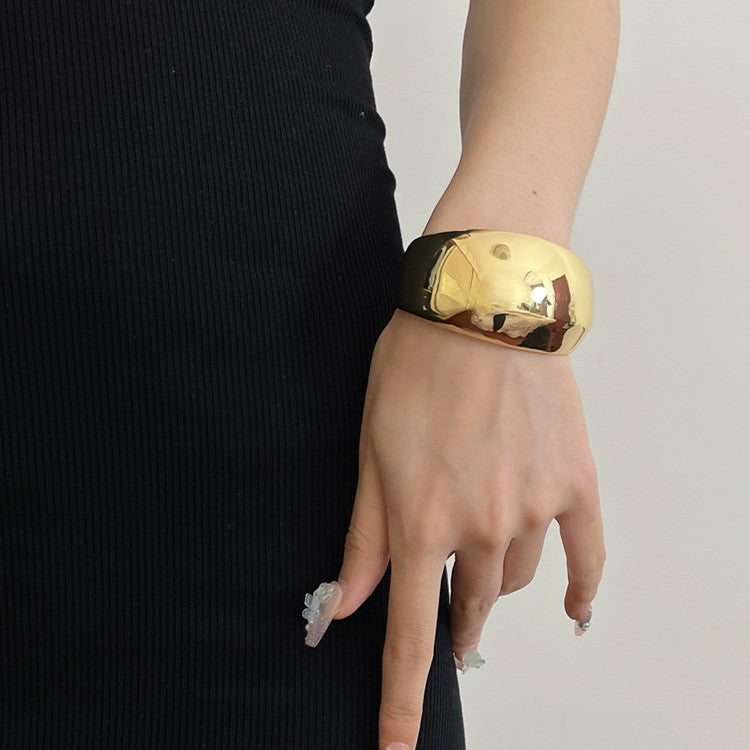 Brazalete Curvo de Acabado Pulido