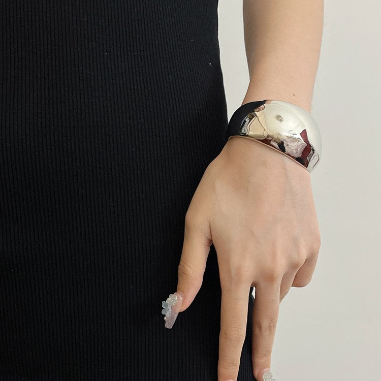 Brazalete Curvo de Acabado Pulido