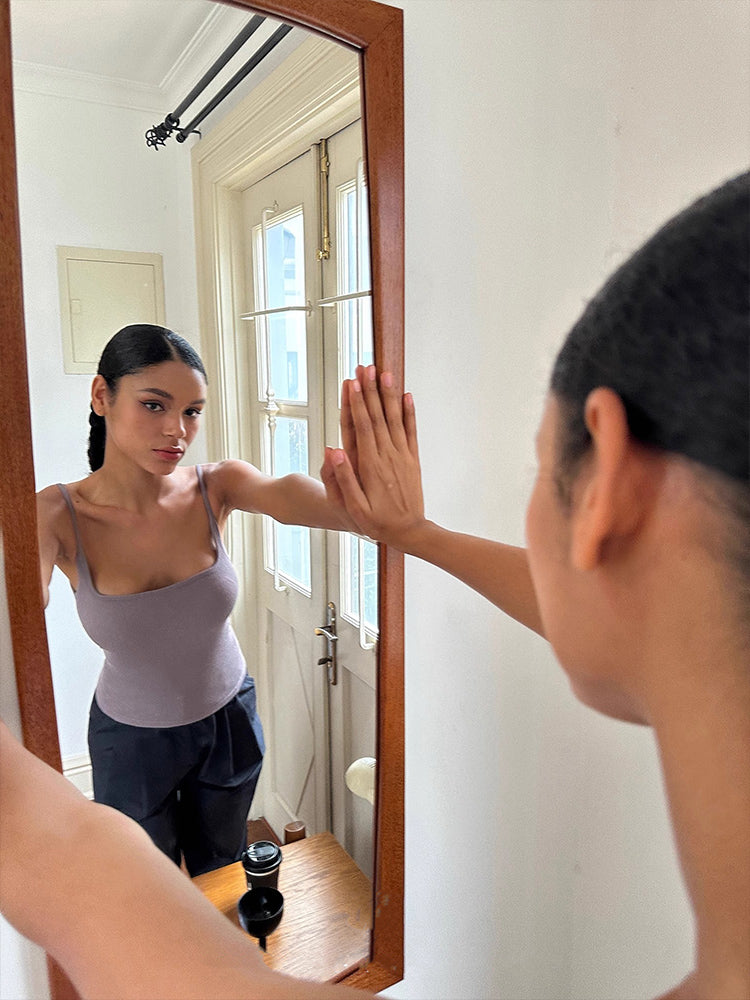 Top Deportivo con Soporte Invisible y Cuello Cuadrado