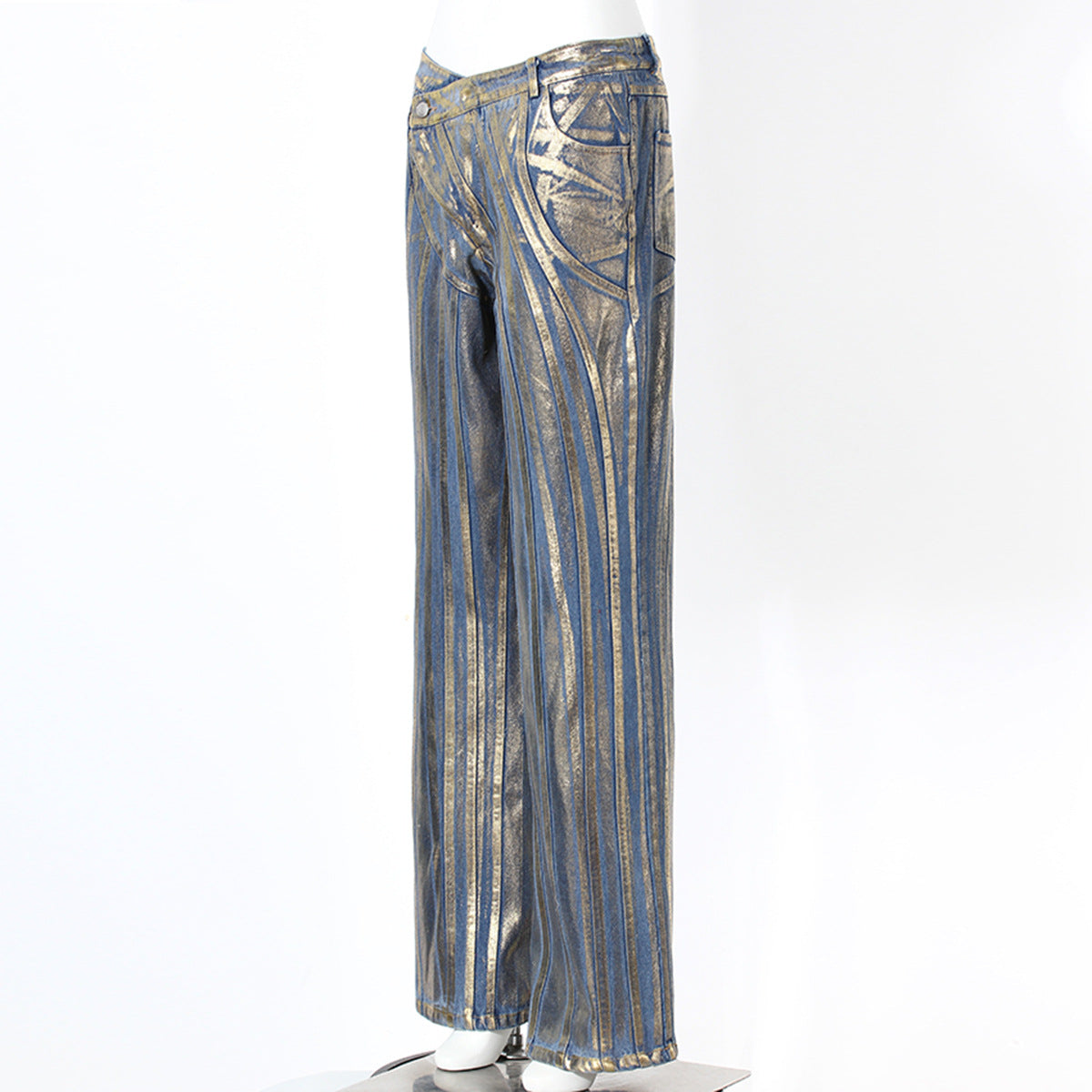 Jeans con detalles dorados, cinturilla con hebilla diagonal, costuras decorativas y acabado con tiras y polvo plateado cepillado.